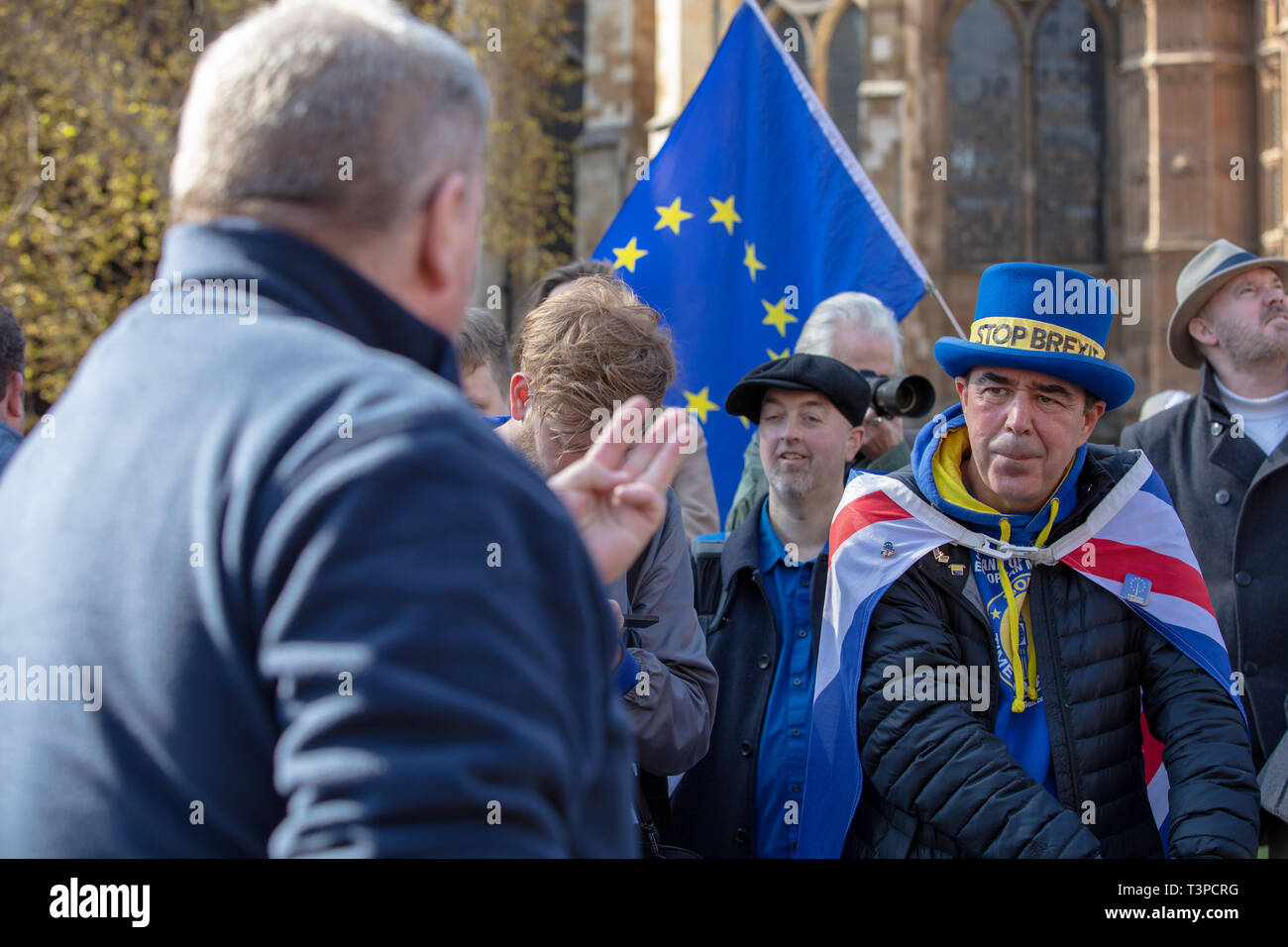 Arch remainer Steve Bray, seen in the blue hat, discussing brexit with a brexiteer. Stock Photo