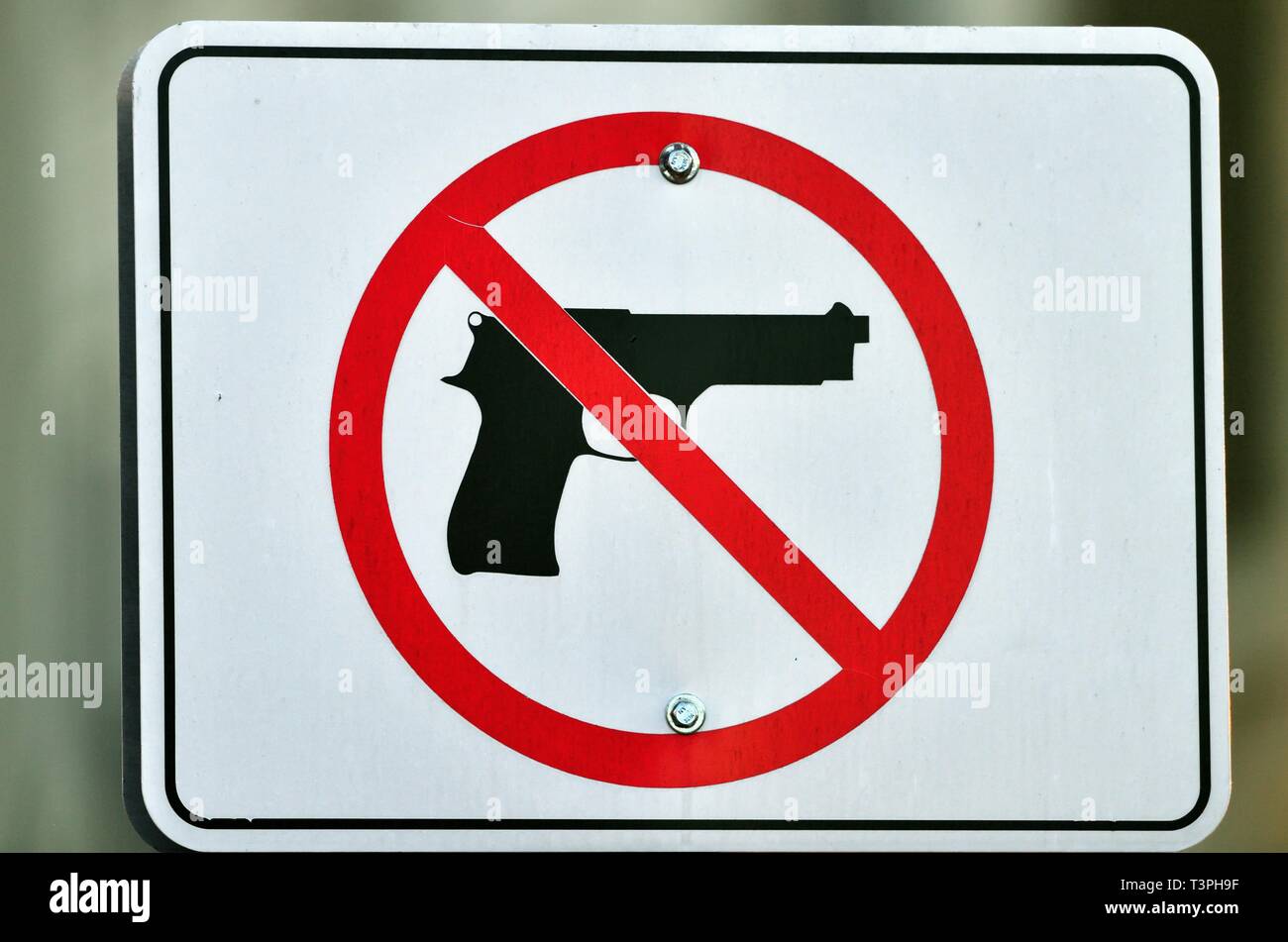 Geneva, Illinois, USA. A warning sign indicating no guns allowed on display at a parking lot near a county courthouse. Stock Photo