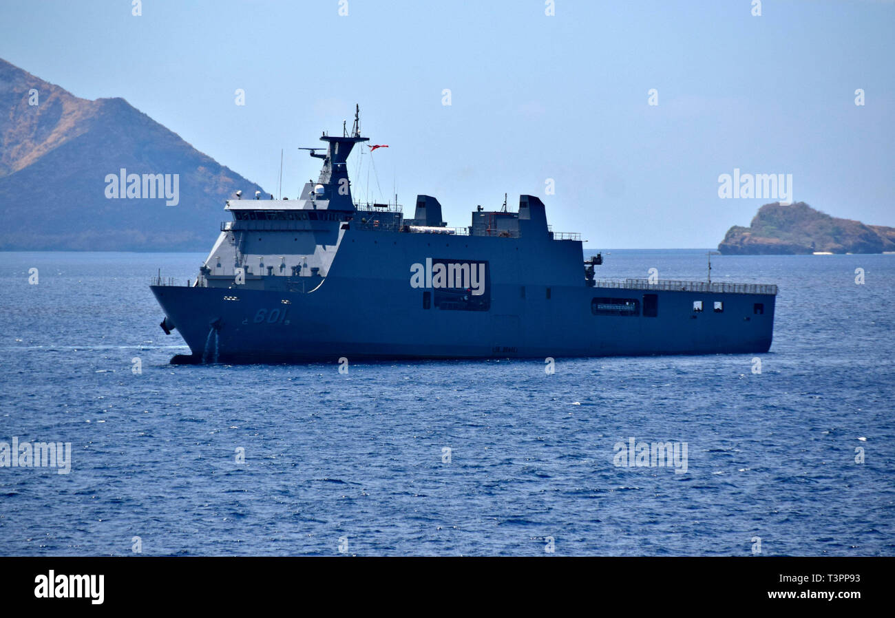 190409-N-RI884-2162 SOUTH CHINA SEA (April 9, 2019) The Philippine Navy landing dock ship BRP Tarlac (LD 601) operates off the coast of the Philippines alongside the amphibious assault ship USS Wasp (LHD 1) in support of Exercise Balikatan 2019. In its 35th iteration, Balikatan is an annual U.S.- Philippine military training exercise focused on a variety of missions, including humanitarian assistance and disaster relief, counter-terrorism, and other combined military operations. (U.S. Navy photo by Mass Communication Specialist 1st Class Daniel Barker) Stock Photo