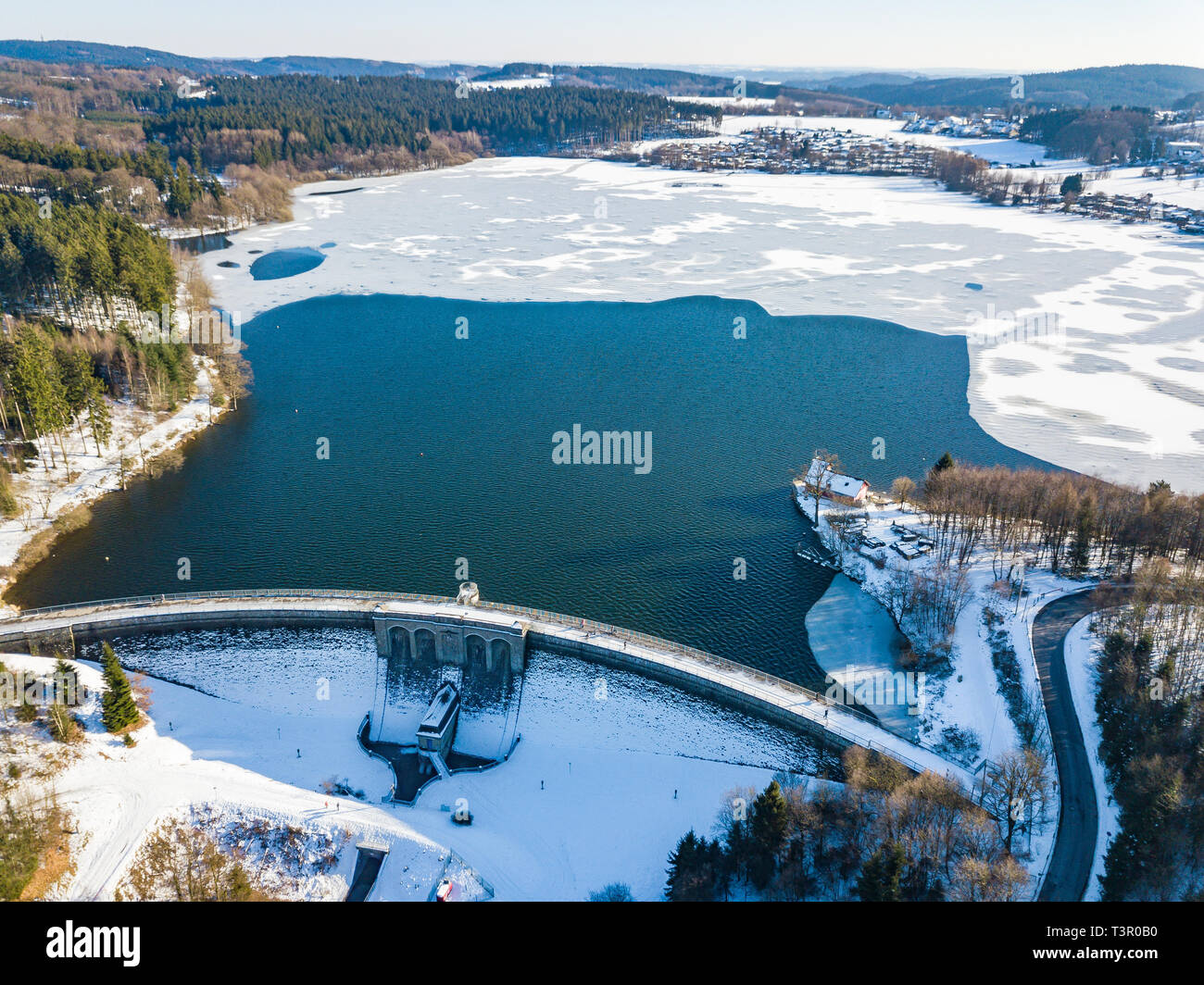 Aerial view of the partially frozen Brucher dam (Bruchertalsperre) near Marienheide in winter. Stock Photo
