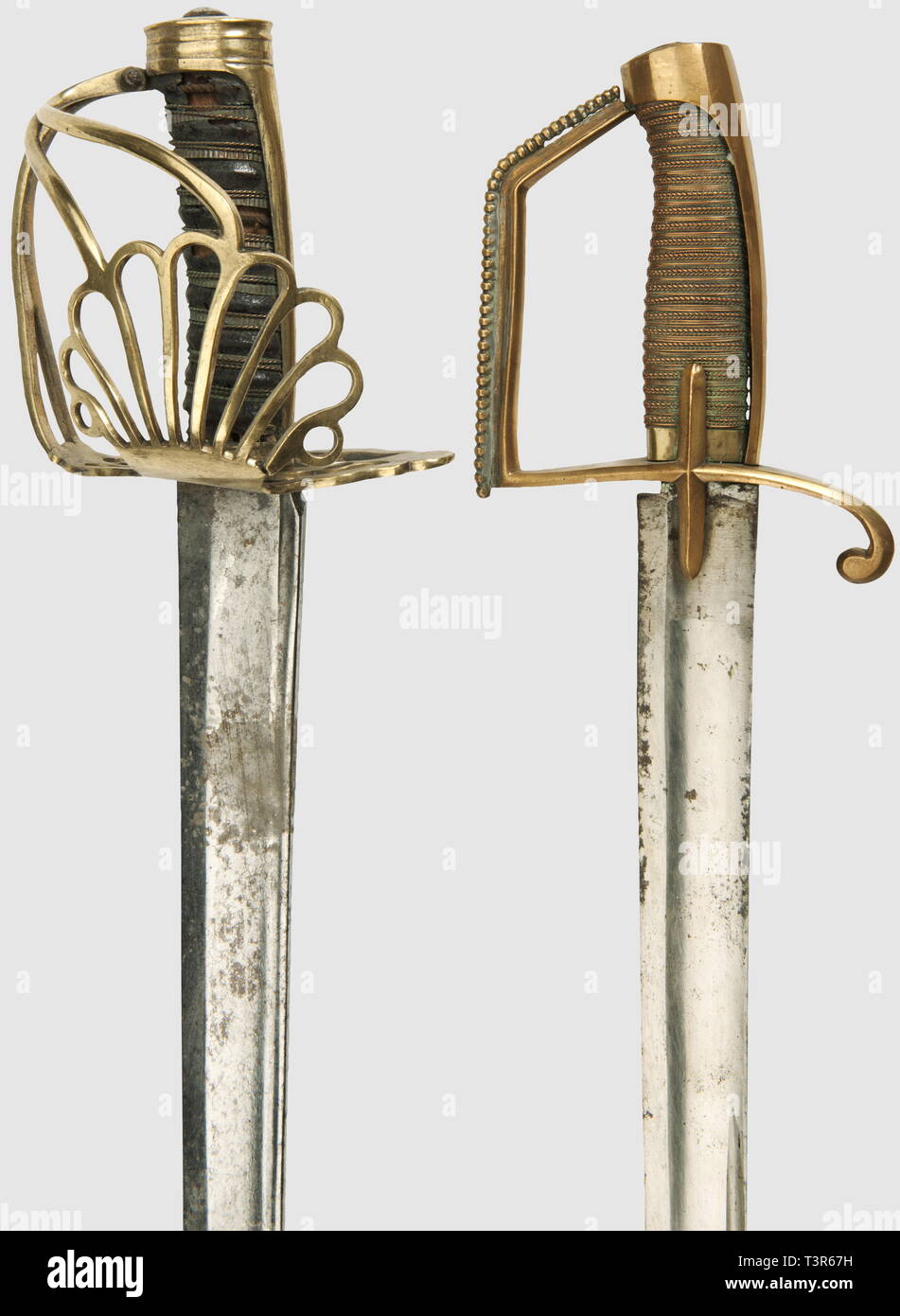 REVOLUTION, Lot de deux sabres époque fin de l'ancien régime - début Révolution, Sabre de gendarmerie à pied, époque de la 1ère République. Monture en fer bronzé et à l'origine doré, poignée en bois recouvert de cuir, filigranée d'argent avec ruban à l'origine doré, calotte à queue et virole, garde ajourée présentant une coquille st Jacques, lame courte et large sans ornement. Longueur totale 89,5 cm. Etat moyen, base de la garde cassée, cuir de la poignée présentant quelques manques, lame piquée, sans fourreau. Sabre d'officier de cavalerie légè, Additional-Rights-Clearance-Info-Not-Available Stock Photo