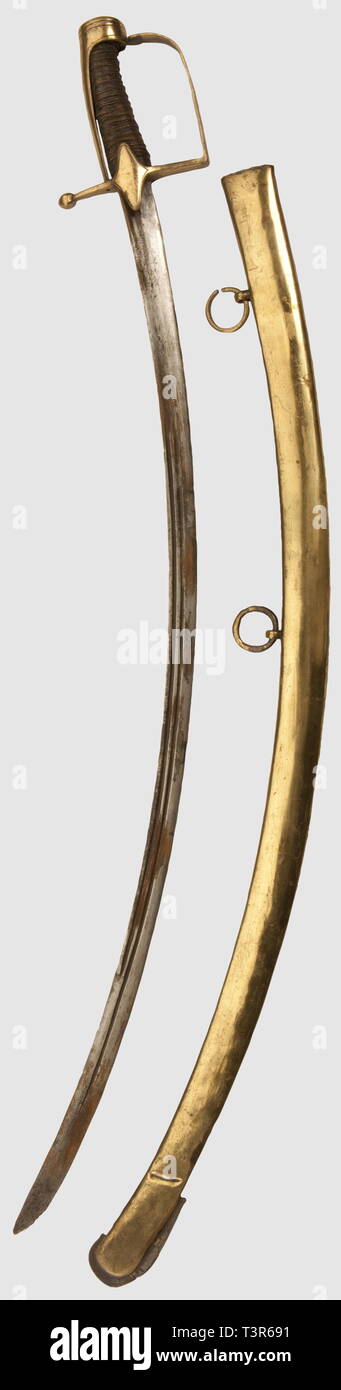 DIRECTOIRE-CONSULAT-EMPIRE 1795-1814, Sabre d'officier subalterne de chasseurs à cheval, 1788 au 1er Empire. Monture en laiton doré, type "à la hongroise", garde à une branche, poignée en bois recouverte de cuir et filigrane en cuivre, pommeau à calotte longue et croisière simplement gravée au trait, lame étroite et fléchée, à double gorge, trace de gravure archaique sur les plats "servir même", et "ano 732", lame très rouillée à l'extrémité, fourreau entièrement de cuivre doré sans aucun motif. Longueur totale 104 cm. Etat moyen, dorure présente, Additional-Rights-Clearance-Info-Not-Available Stock Photo