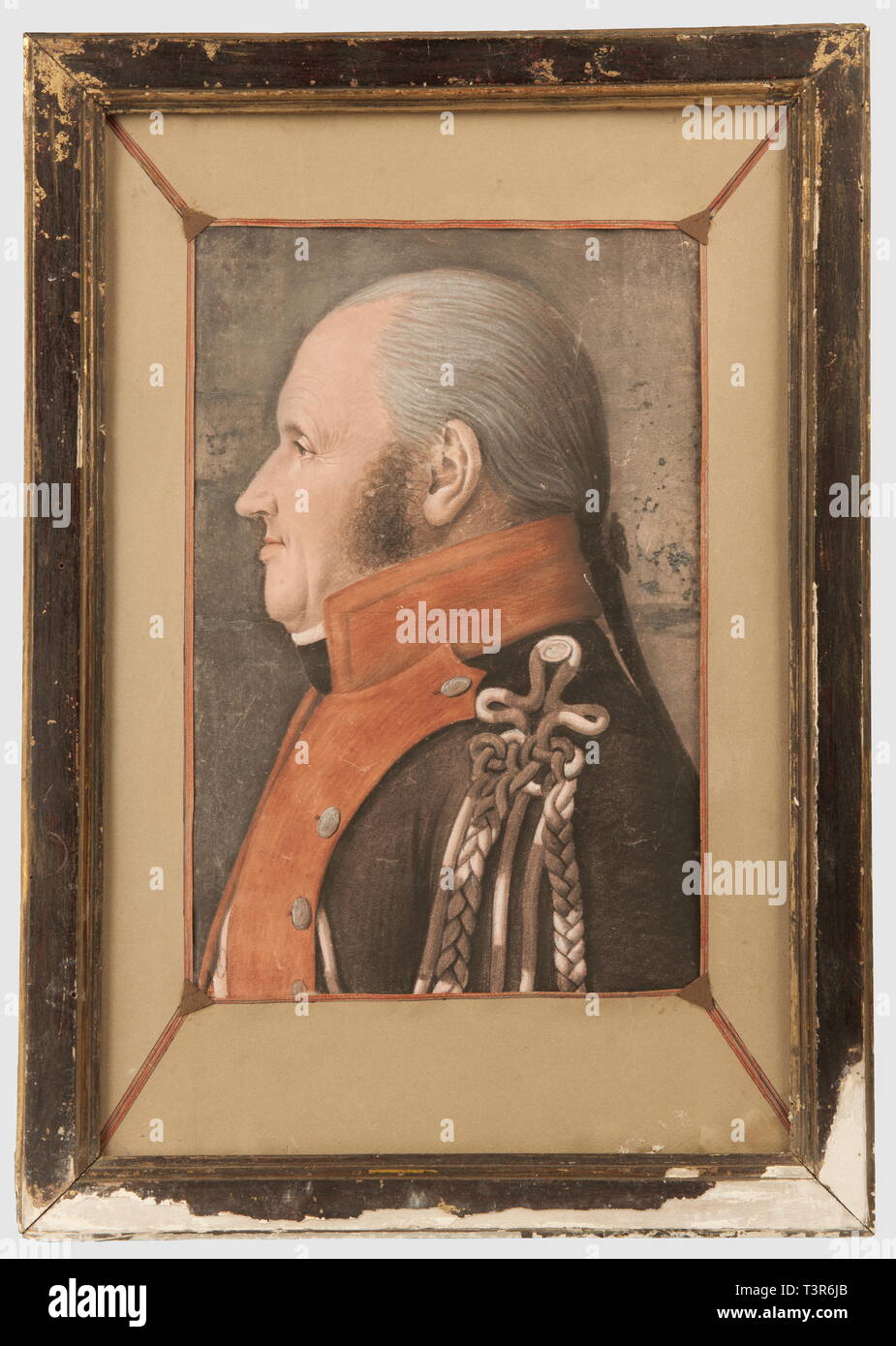 DIRECTOIRE-CONSULAT-EMPIRE 1795-1814, Pastel sur papier, présentant un sous-officier de la gendarmerie impériale, en buste et de profil, début du 1er Empire. L'homme porte un habit à l'origine à fond bleu, collet et revers rouge, boutons plats en étain, aiguillette en laine mêlée à l'origine bleu et blanc, ses cheveux sont poudrés et coiffés en catogan tenu par un ruban noir. Hauteur 35 cm, largeur 24 cm. Etat moyen, présenté sous verre dans un cadre d'époque très abîmé, Artist's Copyright has not to be cleared Stock Photo
