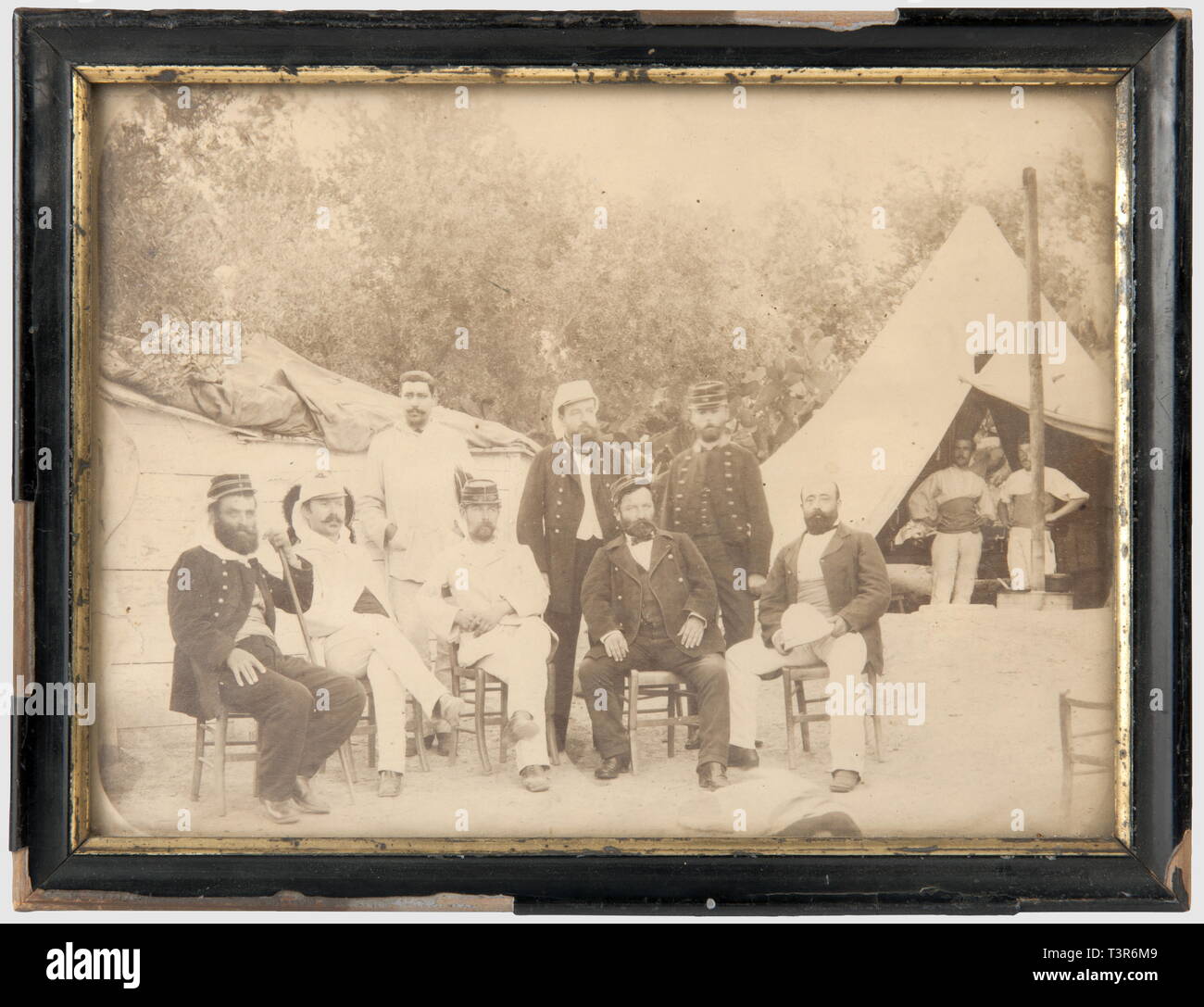 SECONDE REPUBLIQUE ET SECOND EMPIRE 1848-1870, Photographie représentant un groupe d'officiers, (médecins ou d'administration?). Tirage albuminé sur papier fort. Les hommes posent devant un bivouac, la scène se déroule vraisemblablement en Orient, période du Second Empire. Hauteur 17 cm, largeur 23 cm. Tirage en bon état, présenté sous verre, cadre d'origine (en mauvais état) en bois noirci, verni, Additional-Rights-Clearance-Info-Not-Available Stock Photo