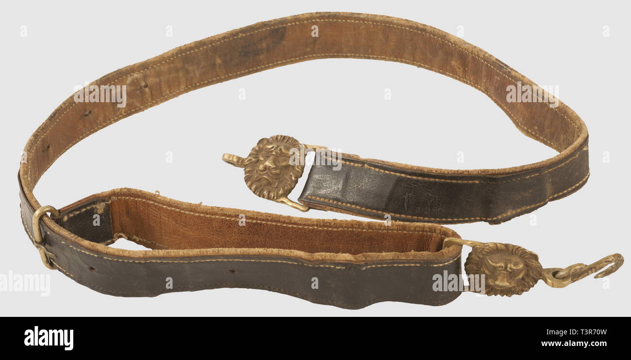 DIRECTOIRE-CONSULAT-EMPIRE 1795-1814, Ceinturon d'officier de cavalerie  légère, période du 1er Empire, Ceinturon concu en cuir verni noir, piqué de  blanc à l'extérieur et doublé de cuir naturel à l'intérieur. Boucle de  réglage