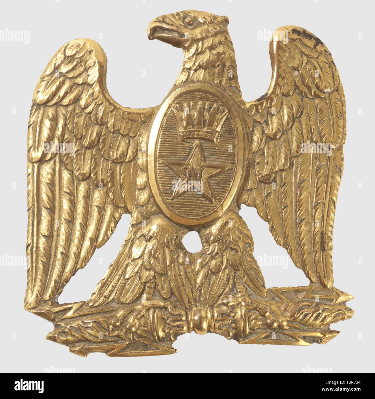 DIRECTOIRE-CONSULAT-EMPIRE 1795-1814, Aigle de baudrier pouvant être  attribuée à un officier, de la Garde Royale Italienne, période du 1er  Empire. Aigle non couronnée reposant sur ses foudres, modèle en bronze  fondu, repris