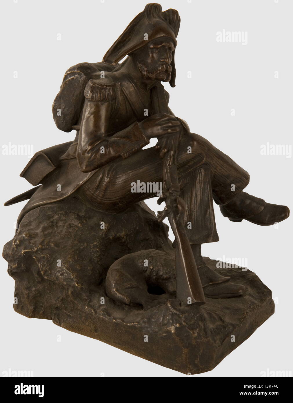 DIRECTOIRE-CONSULAT-EMPIRE 1795-1814, Bronze représentant un fantassin au repos, vers 1840, Statuette en bronze représentant un fantassin de la Garde Impériale (période du 1er Empire), assis sur le bord d'un muret. L'homme coiffé de son bicorne porte un uniforme mêlant à la fois les distinctives d'un grenadier et celles d'un chasseur! Le soldat est en tenue de route, équipé de son havresac et armé de son fusil, à ses pieds, son chien est endormi. Dimensions 14 x 9,5 cm, hauteur 15 cm. Ensemble en très bon état, Additional-Rights-Clearance-Info-Not-Available Stock Photo