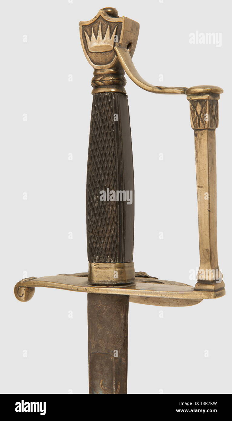 DIRECTOIRE-CONSULAT-EMPIRE 1795-1814, Epée pouvant être attribuée à un Officier d'artillerie à pied, du Royaume d'Italie, période du 1er Empire. Arme réalisée en cuivre à l'origine doré. Fusée en ébène quadrillée, clavier fixe et arrondi, orné au centre d'une grenade au corps argenté et aux flammes dorées. Couronne de feuillage de laurier formant la base du pommeau typique en forme d'urne, cette dernière présentant sur l'avers une étoile argentée et sur le revers, la couronne des Rois Lombards (modèle dit 'à peigne'). Garde à branche simple forma, Additional-Rights-Clearance-Info-Not-Available Stock Photo