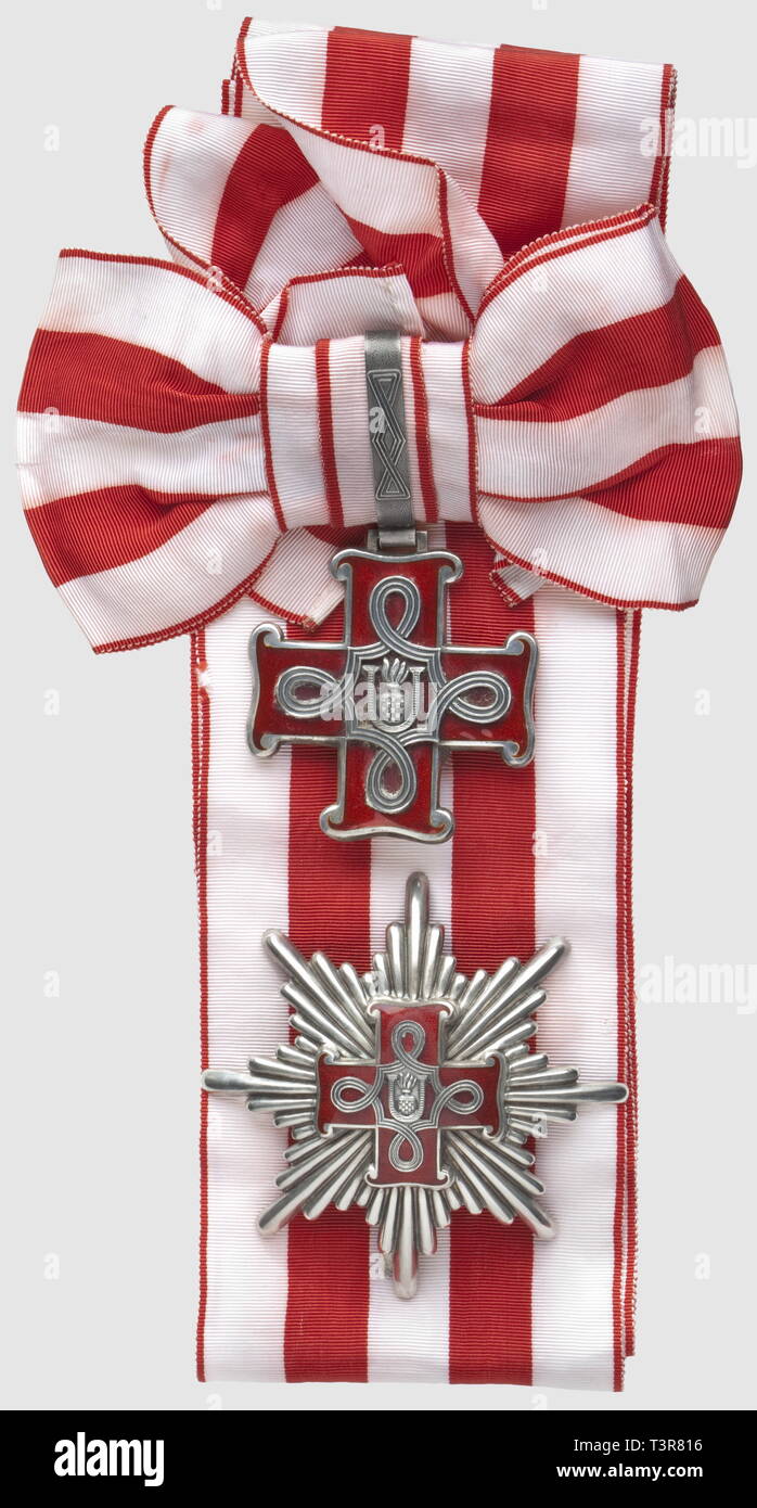 Ordre du Mérite de Oustacha, créé le 10 avril 1942 par le Docteur Ante Pavelic. Ensemble de grand croix, pour chrétiens, plaque, diamètre 85mm, bijou, diamètre 60mm, avec écharpe, Additional-Rights-Clearance-Info-Not-Available Stock Photo