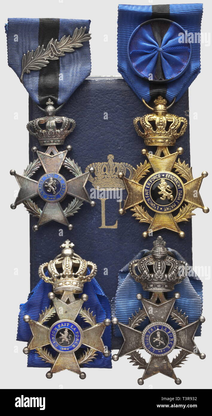Ordre de Leopold II, créé le 24 aout 1900 par le roi Léopold II. 2ème et 3ème modèle (1951). Ensemble de 4 croix, chevaliers et officiers, en coffrets, Additional-Rights-Clearance-Info-Not-Available Stock Photo