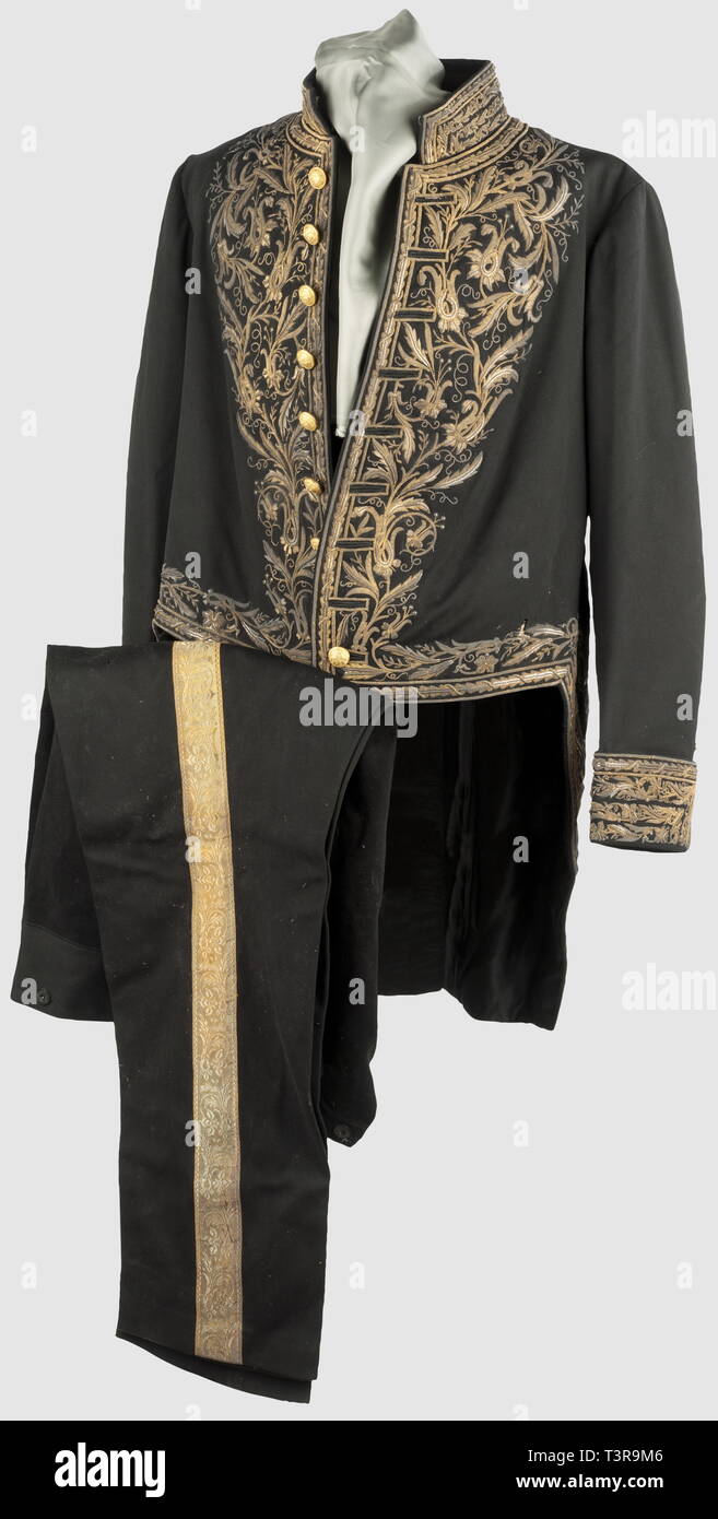 TROISIEME REPUBLIQUE 1870-1914, Habit et pantalon d'ambassadeur de France,  Habit en drap noir entièrement brodé sur la poitrine, ainsi que le col, les  parements de manches, l'écusson de taille, les bouquets de