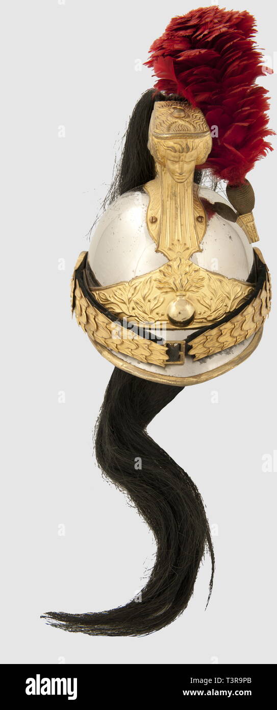 TROISIEME REPUBLIQUE 1870-1914, Casque d'officier de dragons modèle 1872-74, Casque plaqué argent au 1/10ème avec garnitures en laiton doré, bandeau avant à la grenade entouré de branches et feuilles de laurier sur fond sablé, cimier avec tête de méduse à l'avant et garnitures latérales composées de palmettes séparées par des feuilles d'eau, bordure de laiton doré sur tout le pourtour, et nuquière en 2 parties rivetées par des clous en cuivre. Crinière de crin noir avec sa tresse centrale et son lacet de serrage arrière, jugulaires spécifiques du, Additional-Rights-Clearance-Info-Not-Available Stock Photo