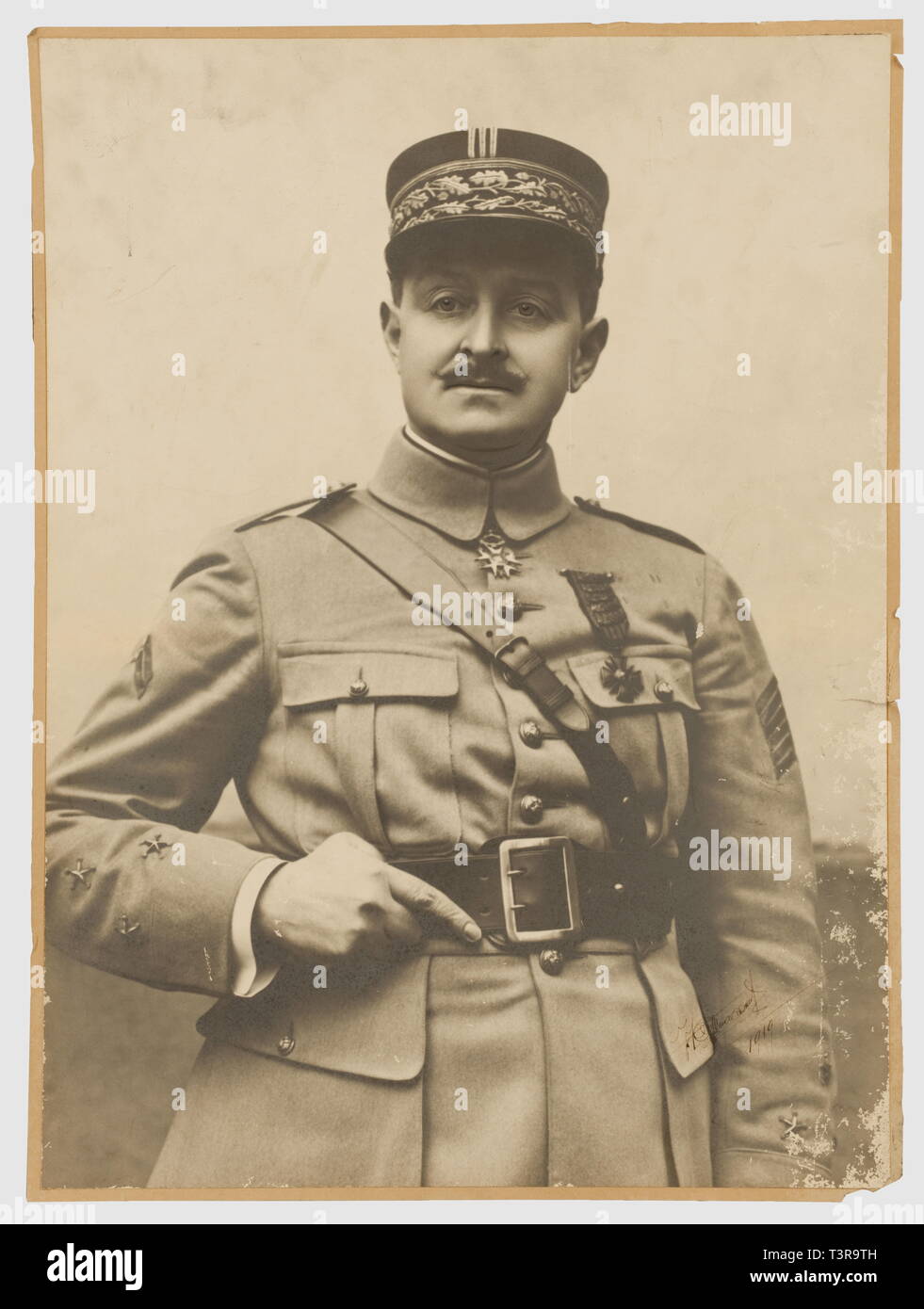 ENTRE-DEUX-GUERRES, Généraux Mordacq et de Goys, deux photographies dont une dédicacée par de Goys. Portrait de Mordacq en képi brodé, commandeur de la LH et Croix de Guerre sur son uniforme BH, daté 1919 et signé en bas. Dimensions 49 x 35 sur support carton (traces d'humidité et petits manques). Portrait de de Goys en casquette brodée de GCA. Dimensions 23 x 17 cm, collée sur support cartonné avec étiquette du studio Piaz (En son hôtel, 35 rue Francois 1er Paris), dédicace autographe à l'encre noire 'Mes sentiments les meilleurs à mes camarades, Additional-Rights-Clearance-Info-Not-Available Stock Photo