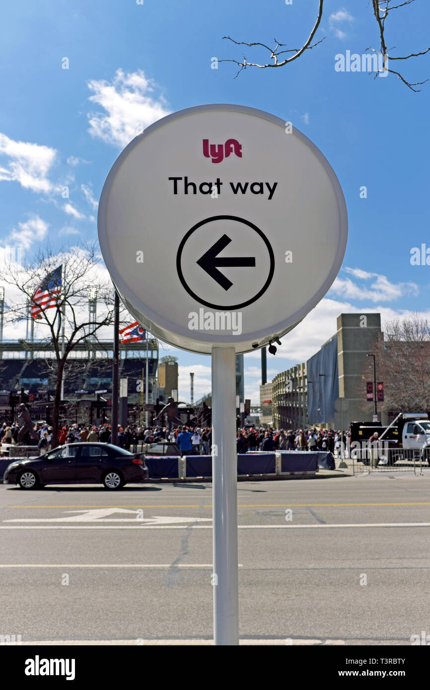 A Lyft That Way sign with an arrow pointing to the left outside a venue in downtown Cleveland, Ohio, USA indicating the pick-up/drop-off for Lyft. Stock Photo