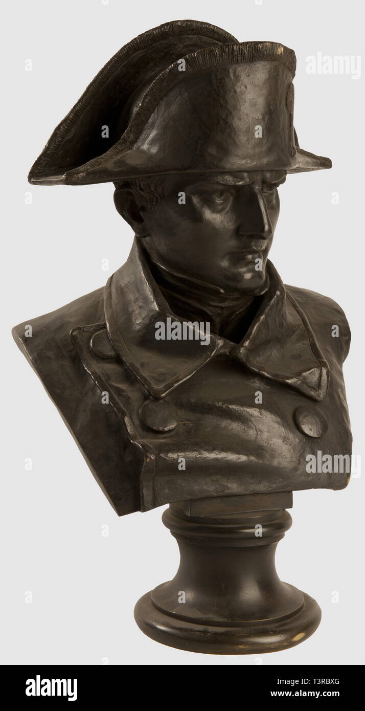 DIRECTOIRE-CONSULAT-EMPIRE 1795-1814, Buste de l'Empereur Napoléon 1er, Travail réalisé en bronze à patine verte, représentant l'Empereur Napoléon 1er grandeur nature. L'Empereur est coiffé de son bicorne et porte sa redingote de campagne, ce buste proviendrait de la mairie de Nantes. Hauteur 63 cm. Bon état, Additional-Rights-Clearance-Info-Not-Available Stock Photo
