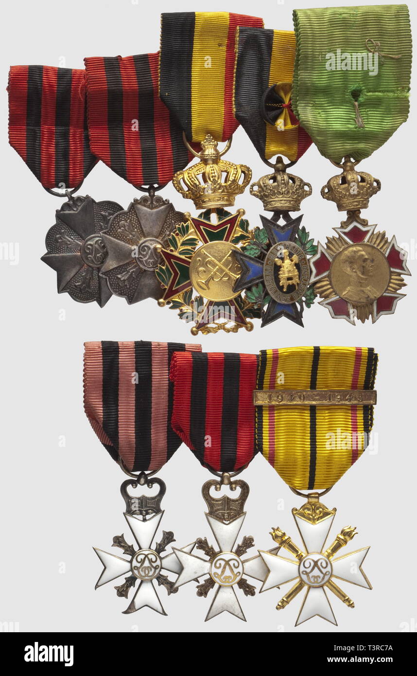Ensemble de 8 médailles civiles, dont 'Les trompettes patriotes 1915 Bruxelles', Additional-Rights-Clearance-Info-Not-Available Stock Photo