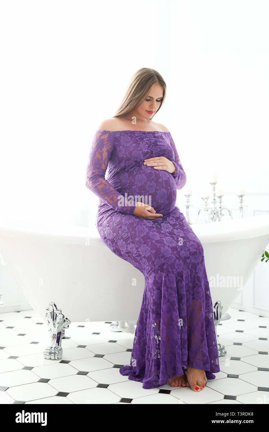 Beautiful pregnant woman in a bathroom Stock Photo - Alamy