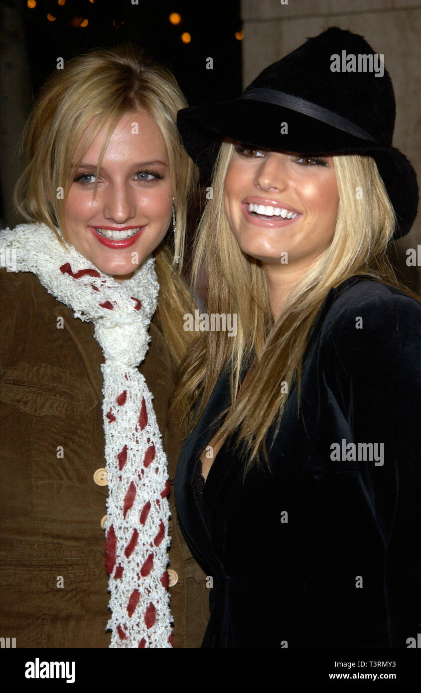 LOS ANGELES, CA. December 02, 2002: Pop star JESSICA SIMPSON (right) & actress sister ASHLEE SIMPSON at the Los Angeles premiere of Ashlee's new movie The Hot Chick. © Paul Smith / Featureflash Stock Photo