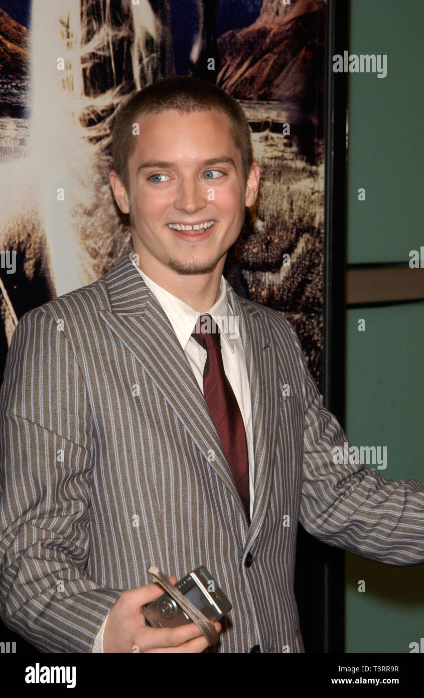 LOS ANGELES, CA. December 15, 2002: Actor ELIJAH WOOD at the Los Angeles  premiere of his new movie The Lord of the Rings: The Two Towers. © Paul  Smith/Featureflash Stock Photo - Alamy