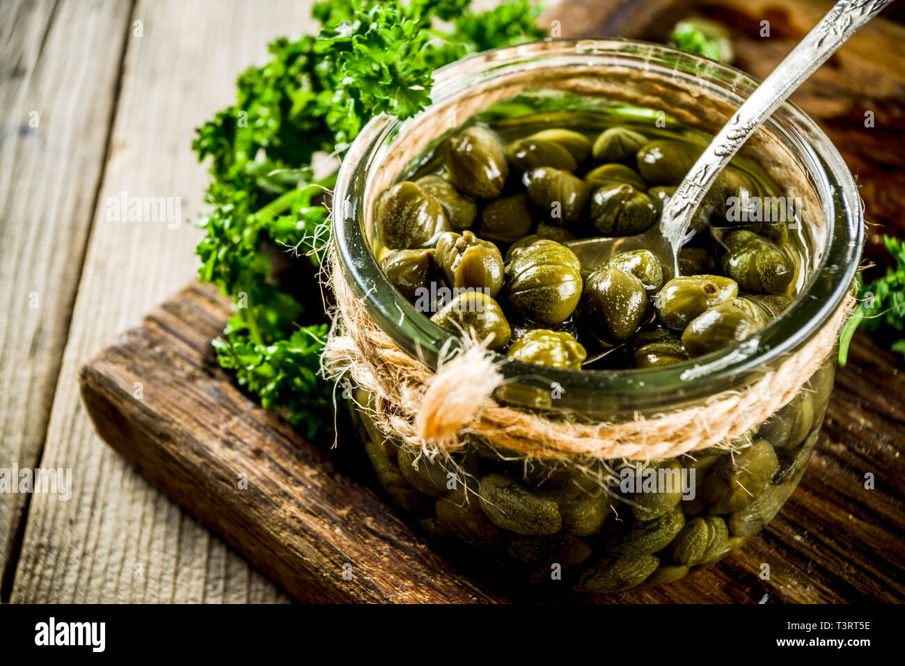 Каперсы распустившиеся. Оливки с каперсами. Куда добавляют каперсы в какие блюда. Каперсы и артишоки. Каперсы капуста.