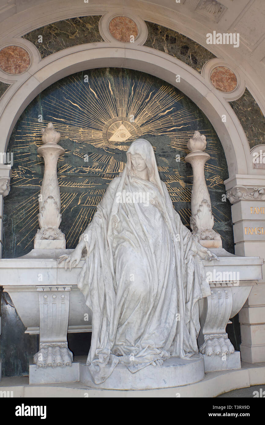 Woman sculpture in front of coffin, in the background God's eye, former tomb Carl Hofmann, designed by Bruno Schmitz, statue of Nikolaus Geiger, Alter Stock Photo