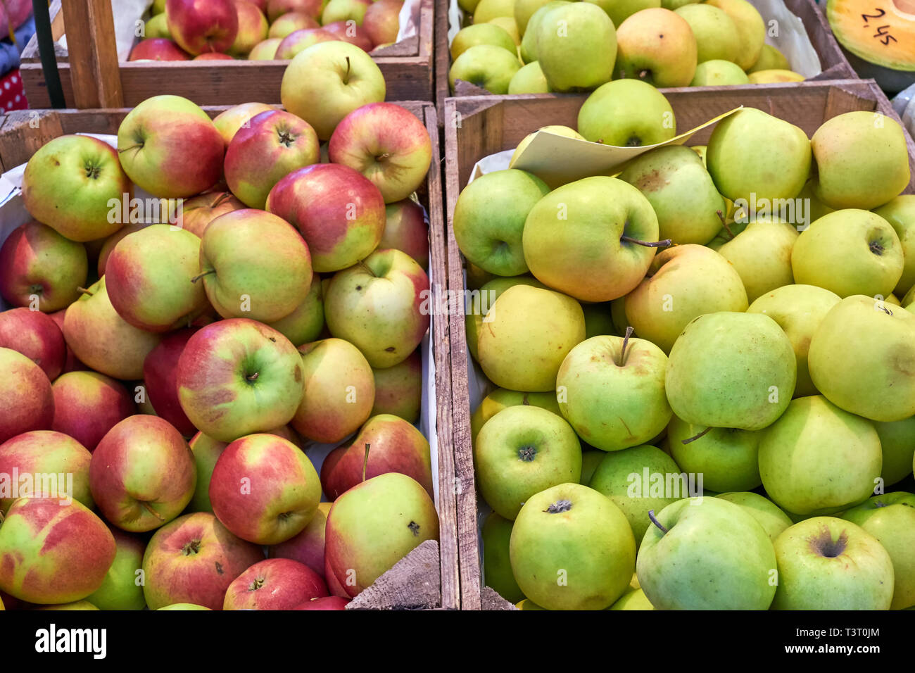 https://c8.alamy.com/comp/T3T0JM/red-and-green-apples-for-sale-at-a-market-T3T0JM.jpg