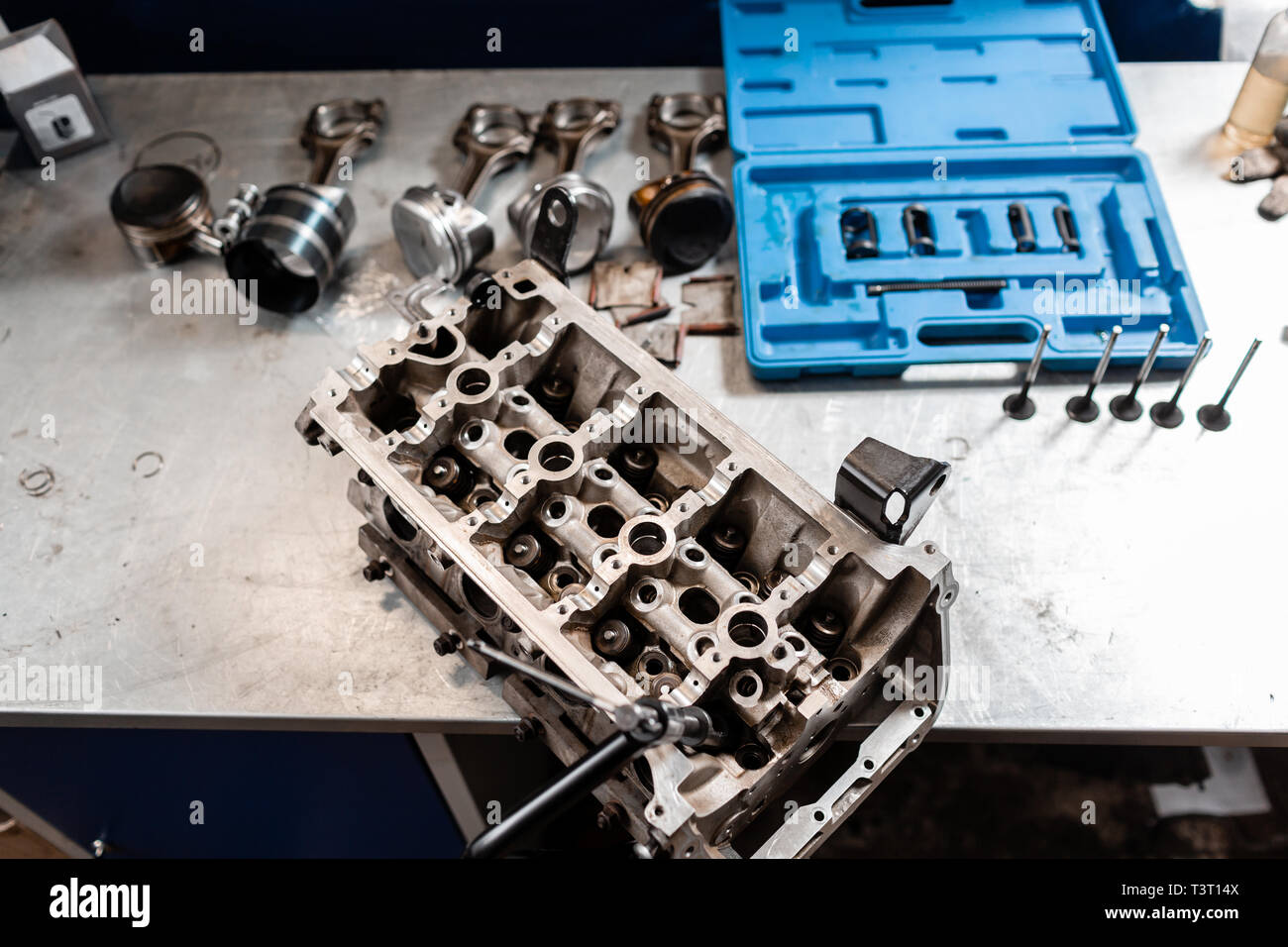 the mechanic opened the locking valve mechanism. Disassemble engine