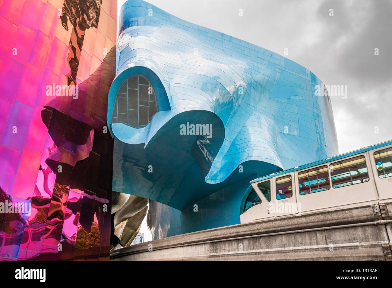 Monorail train runs through the Museum of Pop Culture, MoPOP, architect Frank Gehry, Seattle, Washington, USA Stock Photo