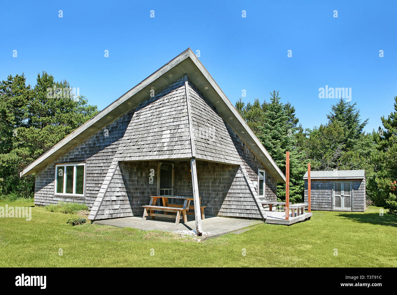 Modern house and lawn under blue sky Stock Photo - Alamy