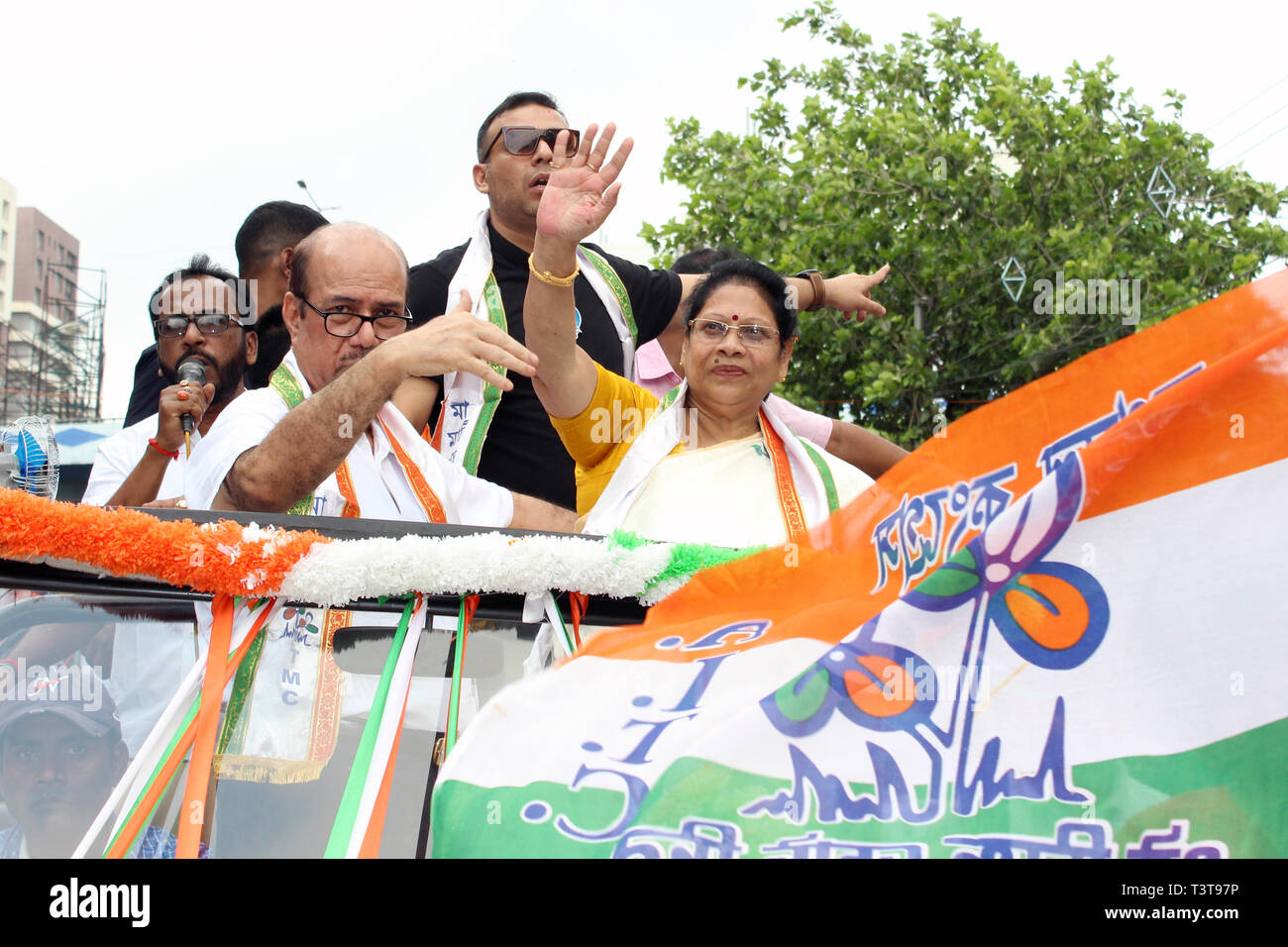 Kolkata, India. 10th Apr, 2019. Vote Campaign of All India Trinamool Congress Candidate Mala Roy at Ward 66 of 149 Kasba Assembly Constituency before Lokksabha Election 2019.The Rally Started from Gobinda Khatik Road, near Grace Ling Liang School (Tangra), Kolkata. Minister for Disaster Management, Govt of West Bengal Mr. Javed Ahmed Khan was present with her. Credit: Subhajit Naskar/Pacific Press/Alamy Live News Stock Photo