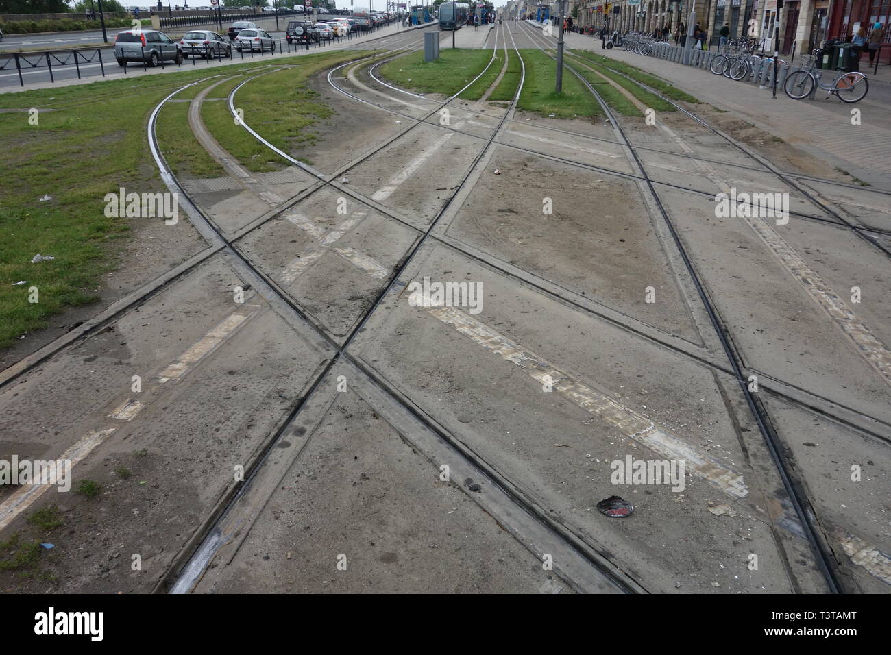 Bordeaux, Tramway, Stromversorgung per Unterleitung, Stromschiene im Boden Stock Photo