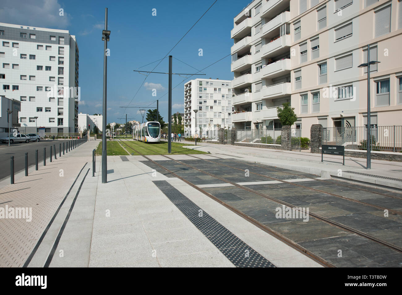 Angers, moderne Straßenbahn, Station Jean XXIII - Angers, modern Tramway, Jean  XXIII Station Stock Photo - Alamy