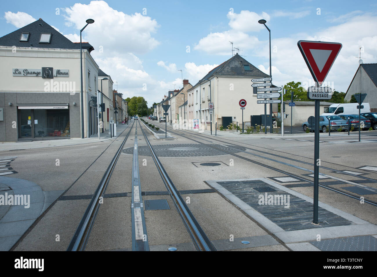 Avenue Pierre Mendès France, Avrillé, Frankreich, moderne Straßenbahn - Avrillé, Avenue Pierre Mendès France, modern Tramway Stock Photo