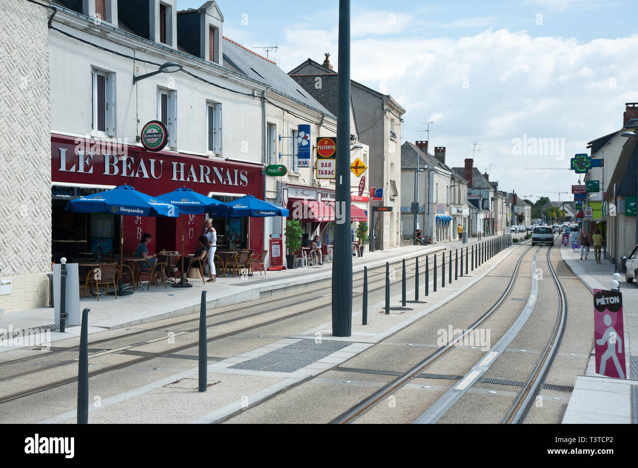 Avenue Pierre Mendès France, Avrillé, Frankreich, moderne Straßenbahn - Avrillé, Avenue Pierre Mendès France, modern Tramway Stock Photo