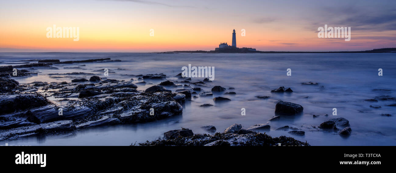 England, Northumberland, Old Hartley. Old Hartley Bay at dawn, looking