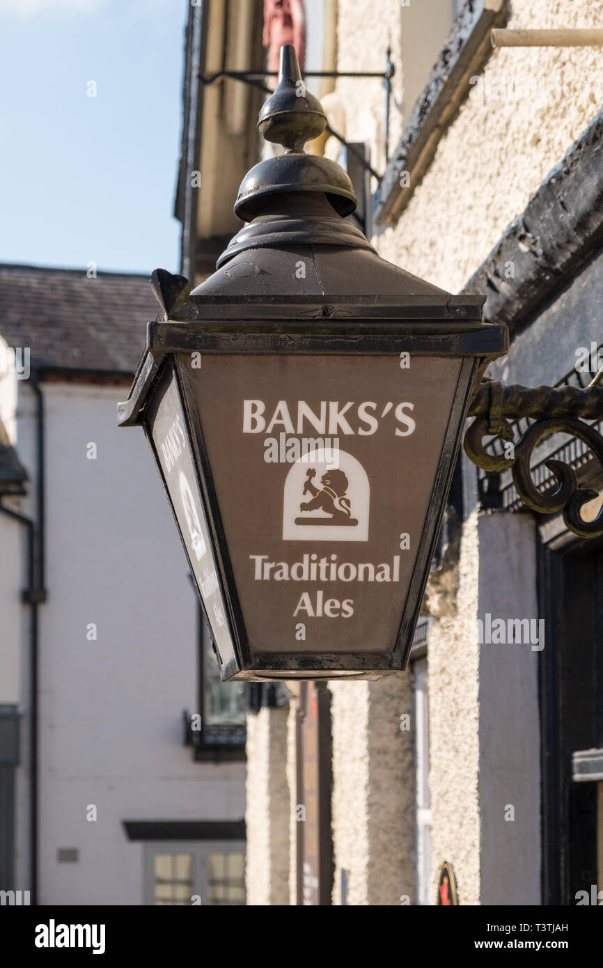 Old brown lantern outside pub in Market Bosworth advertising Banks's Traditional Ales Stock Photo