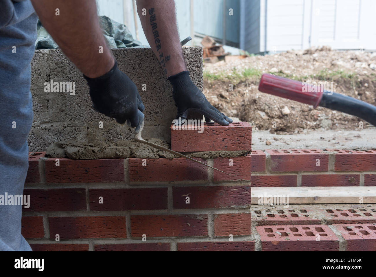Bricklayer laying bricks hires stock photography and images Alamy