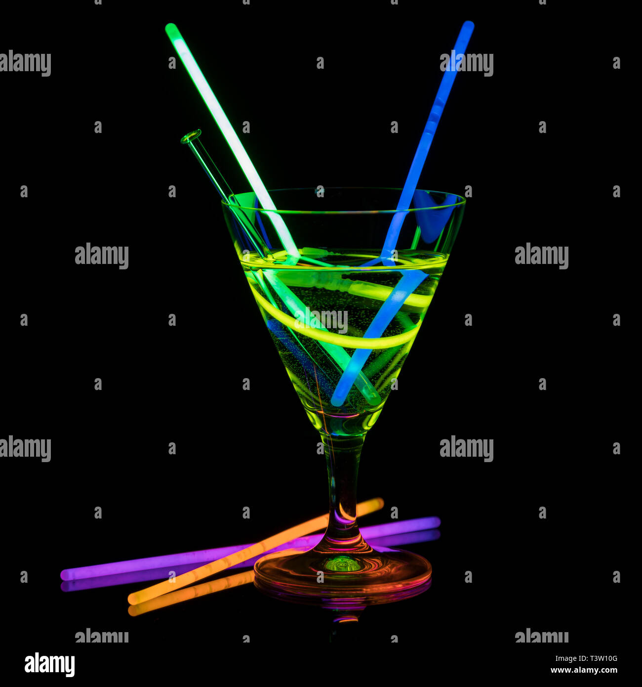 Neon martini glass hi-res stock photography and images - Alamy
