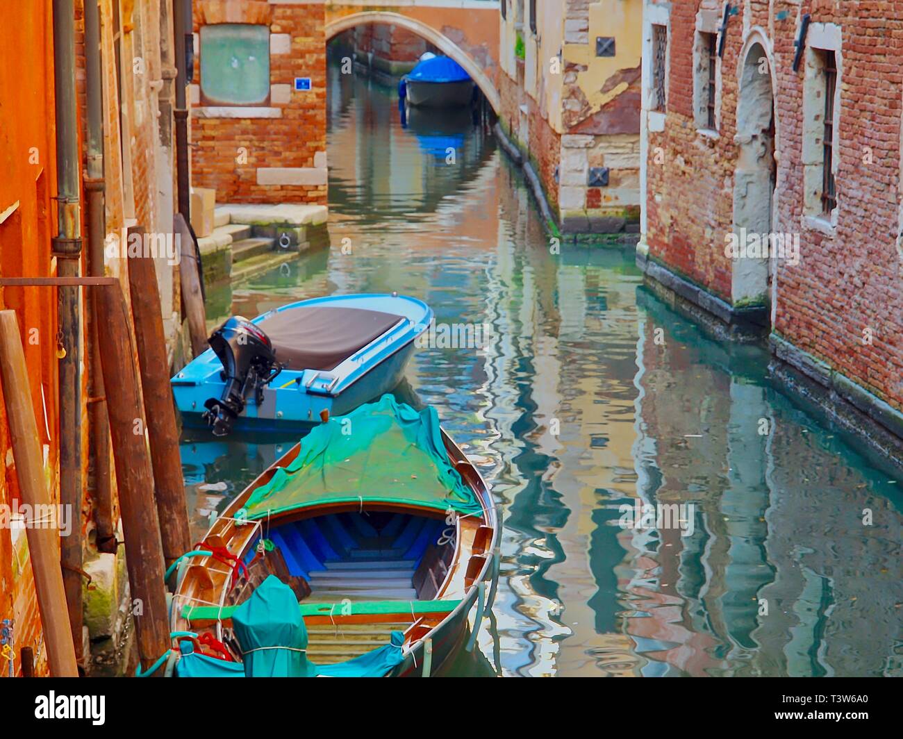 Beautiful reflecting canal in Venice Stock Photo - Alamy