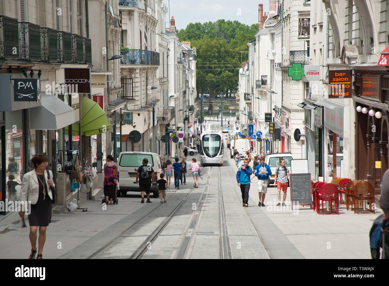 Angers, Rue de la Roe, moderne Straßenbahn Angers, Rue de la Roe