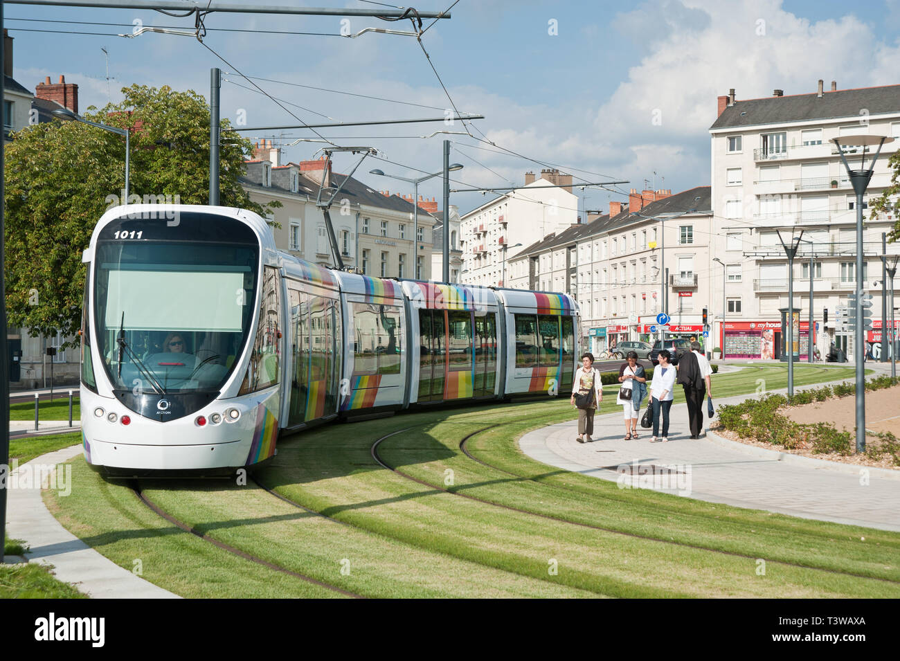 Angers, moderne Straßenbahn, Gare d'Angers Saint-Laud - Angers, modern ...