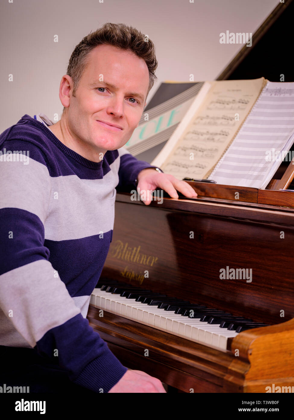 Internationally acclaimed singer, pianist and songwriter Joe Stilgoe at his Sussex home. Stock Photo