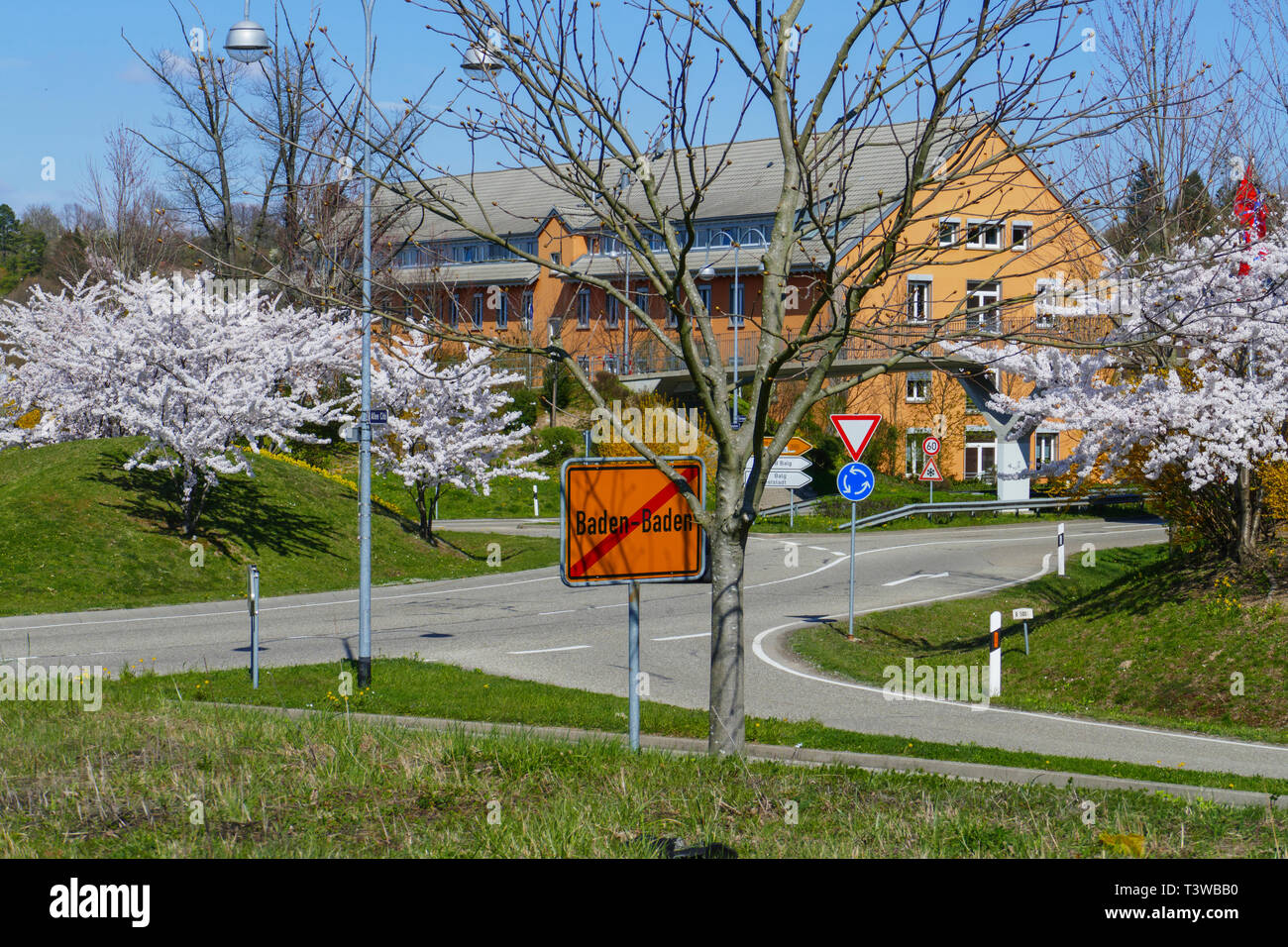 Kreisverkehr an der B500, Zubringer in Baden-Baden mit blühenden Bäumen Stock Photo