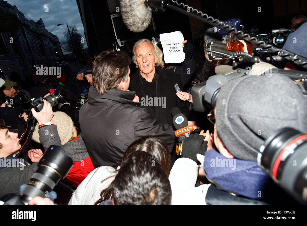 John Pilger leaves the City of Westminster Magistrates Court after offering to stand as surety for Julian Assange. London. 07.12.2010. Stock Photo