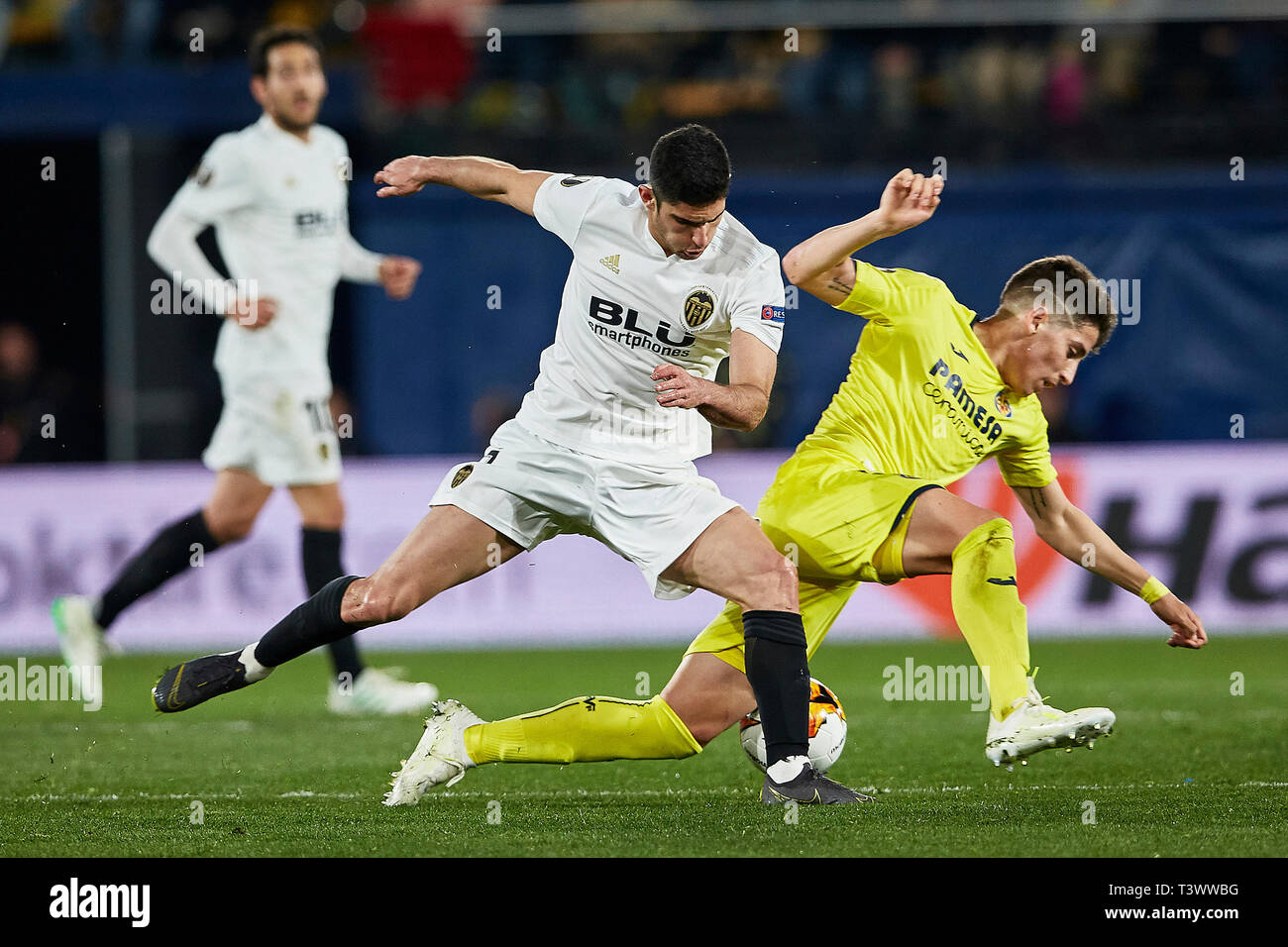 Villarreal, Spain. 11th April, 2019. UEFA Europa League football, quarter final, 1st leg; Villarreal versus Valencia; Santiago Caseres of Villarreal CF charged over by Guedes of Valencia CF Credit: Action Plus Sports Images/Alamy Live News Stock Photo