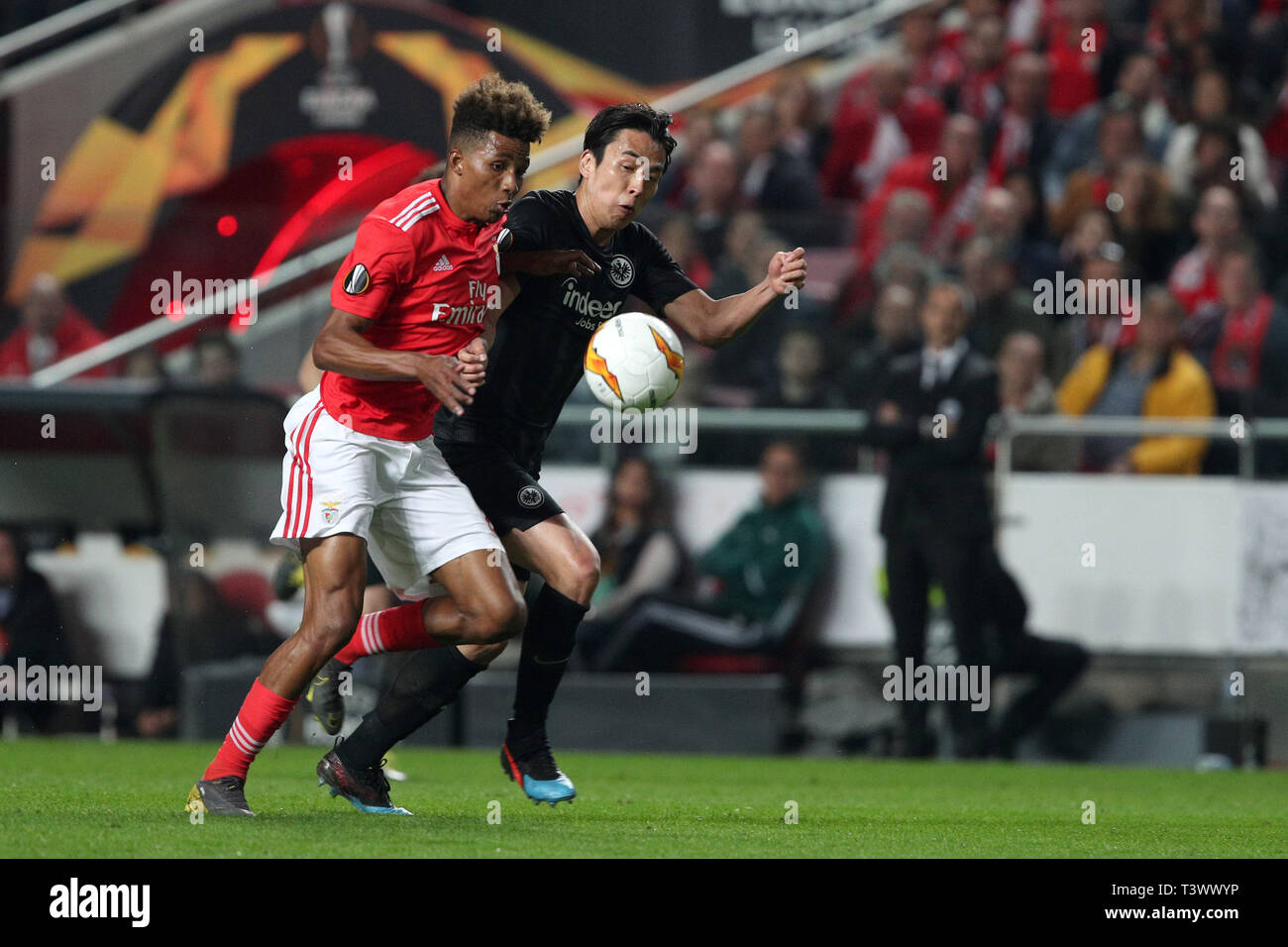 Lisbon, Portugal. 11th Apr, 2019. Benfica's Portuguese midfielder Gedson Fernandes (L) vies with Eintracht Frankfurt's defender Makoto Hasebe of Japan during the UEFA Europa League Quarter-Finals 1st Leg football match SL Benfica vs Eintracht Frankfurt at the Luz Stadium in Lisbon, Portugal, on April 11, 2019. Credit: Pedro Fiuza/ZUMA Wire/Alamy Live News Stock Photo