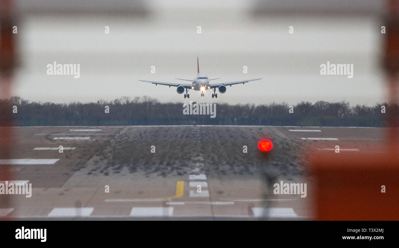 Langenhagen, Germany. 12th Apr, 2019. An Airbus 319 from Swiss lands at Hannover-Langenhagen Airport. Eight federal states will start the Easter holidays this weekend. Credit: Christophe Gateau/dpa/Alamy Live News Stock Photo