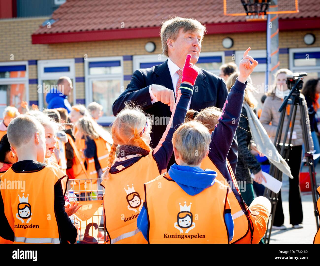 Lemmer, Netherlands. 12th Apr, 2019. King Willem-Alexander of The  Netherlands at the Christelijke Basisschool De Arke in Lemmer, on April 12,  2019, to attend the breakfast, to open the Koningsspelen (king games)