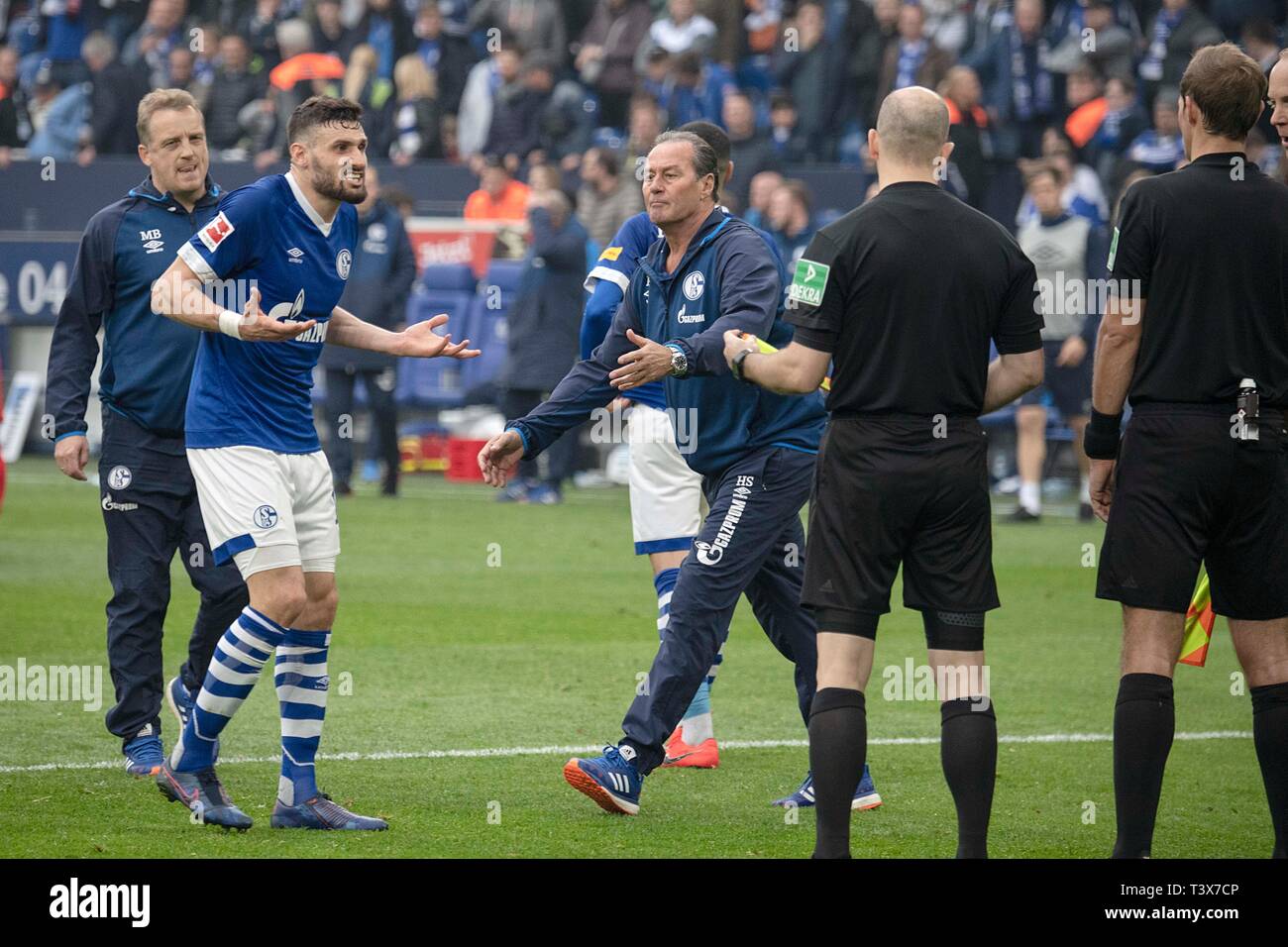 Gelsenkirchen, Deutschland. 06th Apr, 2019. Daniel CALIGIURI (GER) (l.vorn) complains after the final whistle violently at the referee team referee Sascha STEGEMANN (GER, r.) Because of a penalty in the after-play time; coach Huub STEVENS (GE, Mi.) tries to calm his player; Soccer 1. Bundesliga, 28. matchday, FC Schalke 04 (GE) - Eintracht Frankfurt (F) 1: 2 on 06/04/2019 in Gelsenkirchen/Germany. DFL regulations prohibit any use of images as image sequences and/or quasi-video | usage worldwide Credit: dpa/Alamy Live News Stock Photo