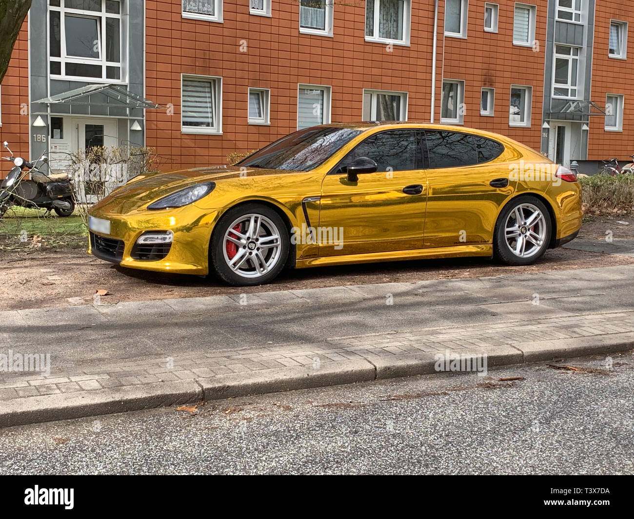 Hamburg, Germany. 03rd Apr, 2019. A Porsche Panamera covered with gold foil stands on a side strip. The police pulled the vehicle out of circulation because the foil strongly reflected incident light and the dazzling effect endangered other road users. Credit: Marius Roeer/dpa - ATTENTION: Indicator pixelated for legal reasons/dpa/Alamy Live News Stock Photo
